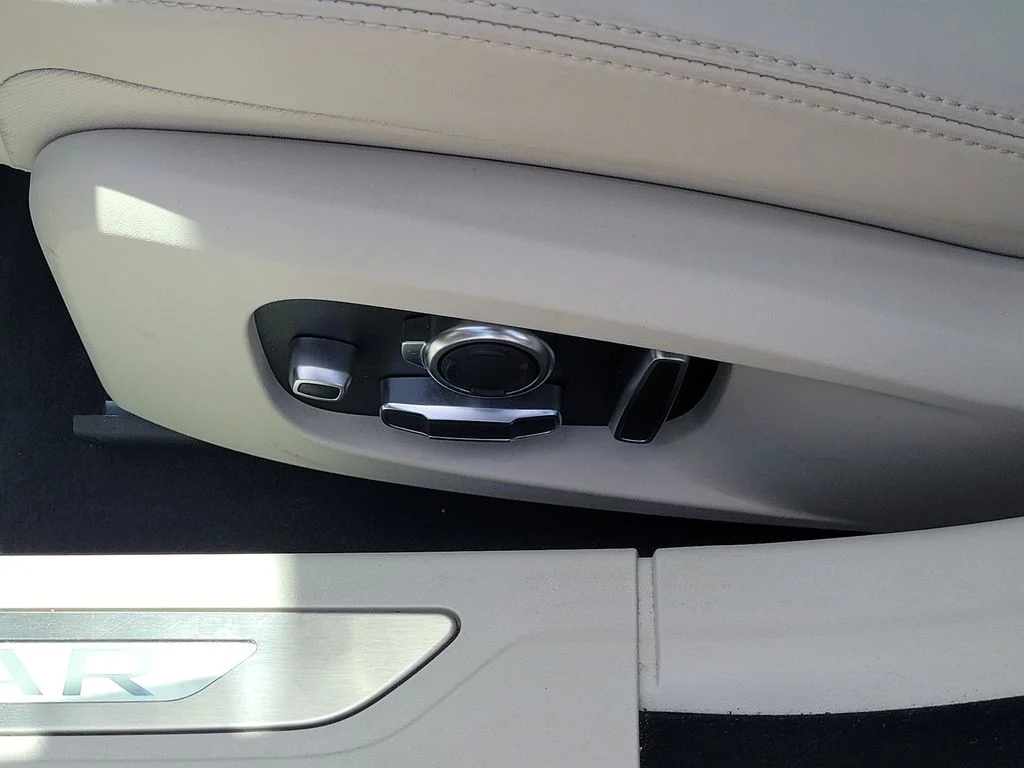 Used 2022 Silver Jaguar SE image 23