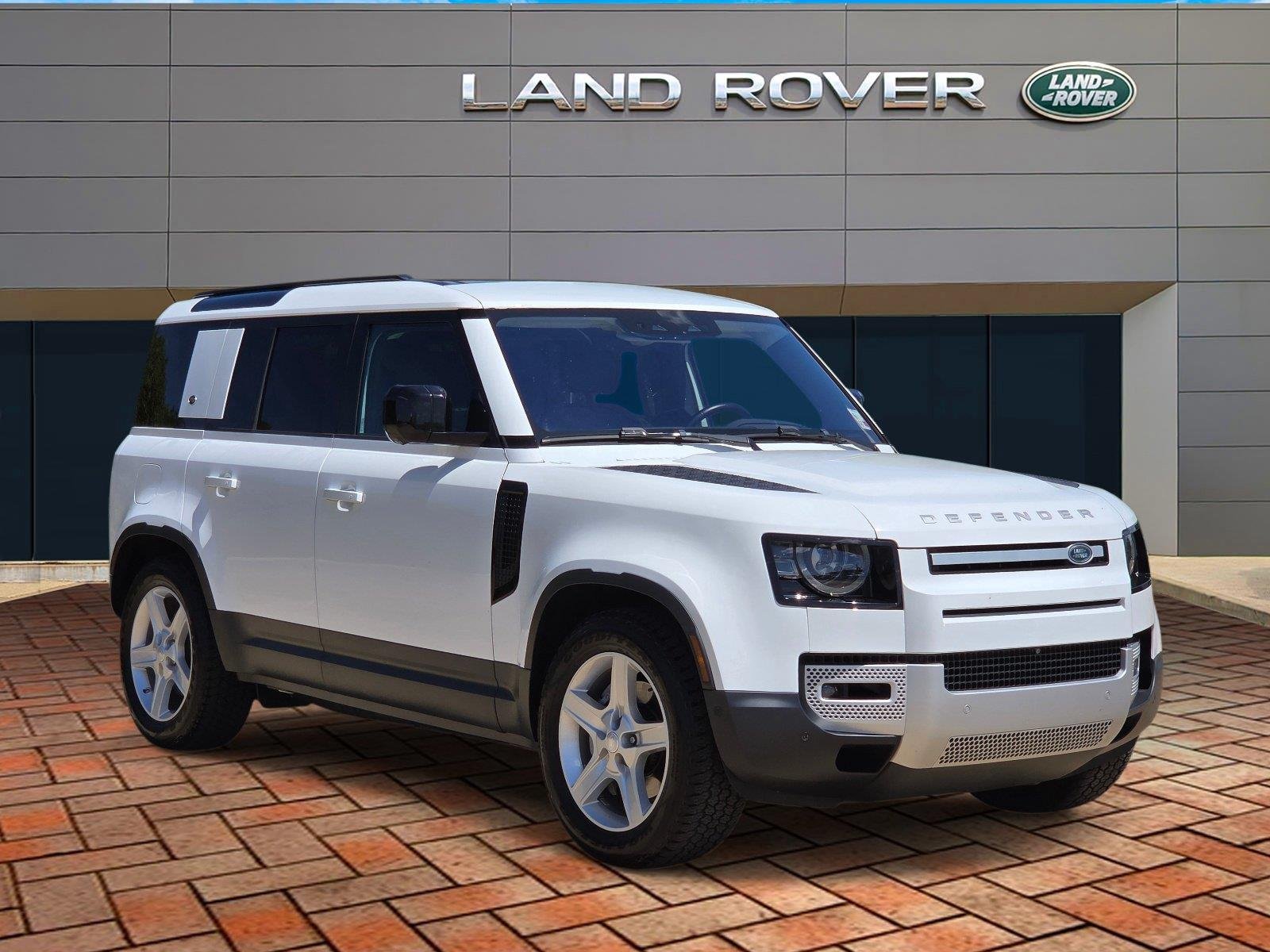 Used 2021 Fuji White Land Rover SE image 3