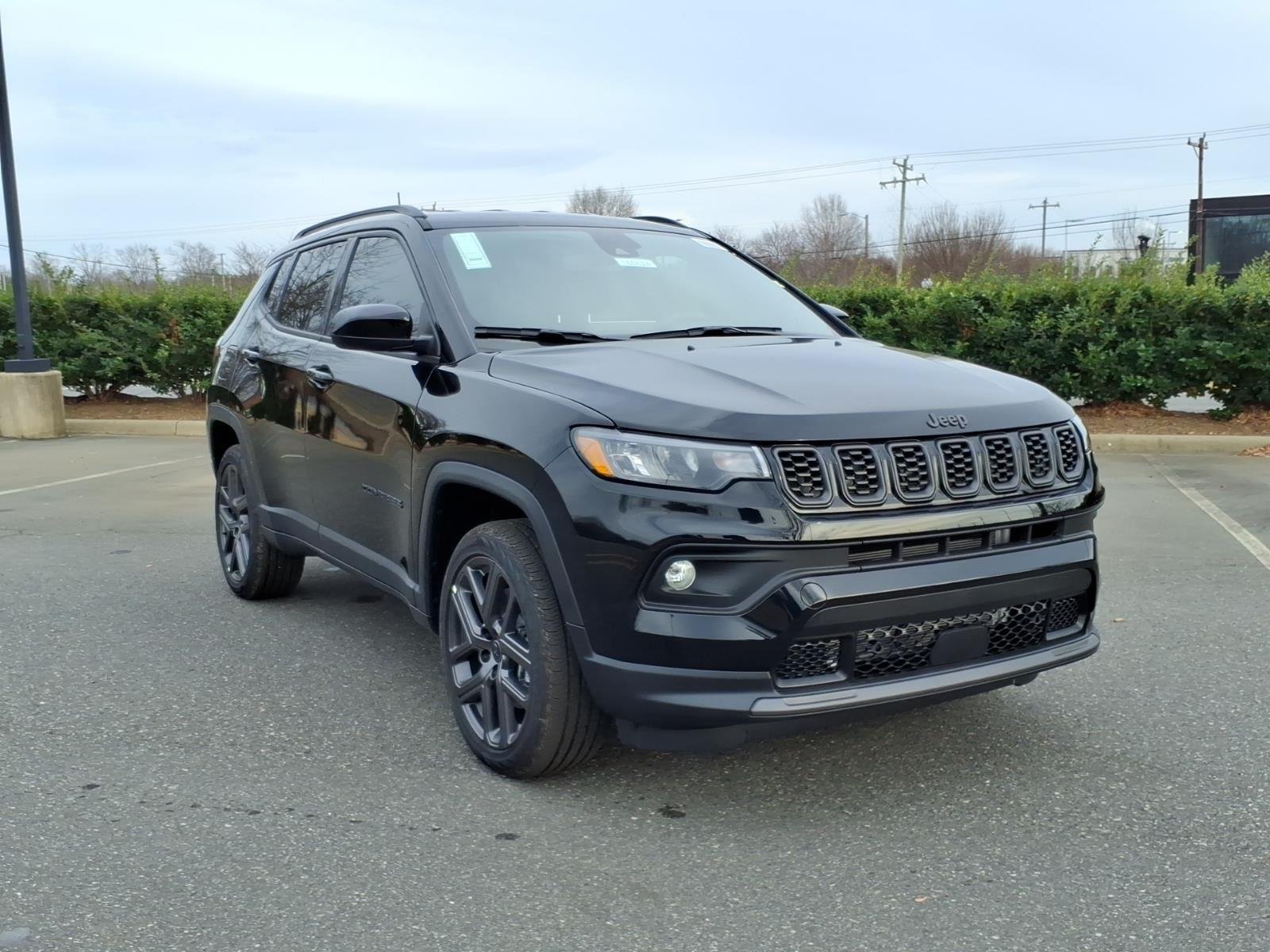 New 2026 Diamond Black Crystal Pearl-Coat Exterior Paint Jeep Latitude Altitude image 3
