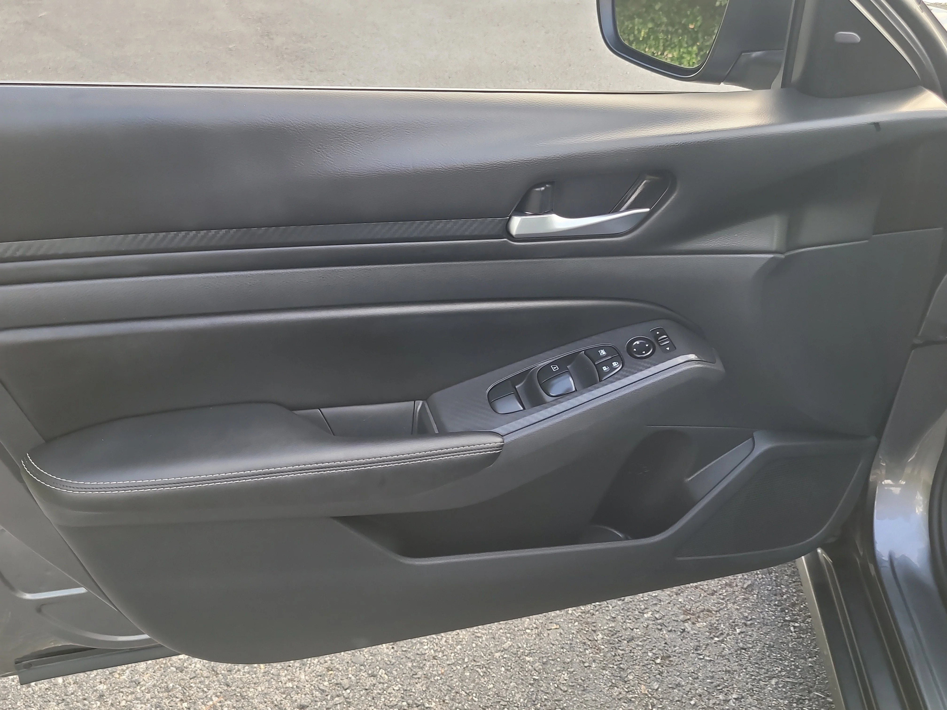 Used 2025 Gun Metallic Nissan SV image 15