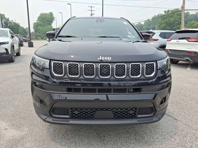 Used 2023 Black Jeep Latitude Lux image 2