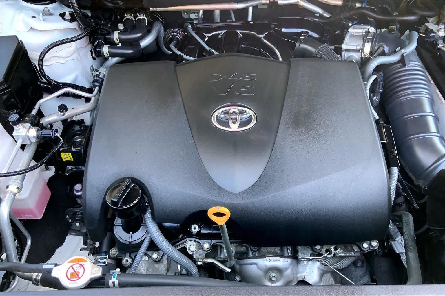 Used 2022 Wind Chill Pearl Toyota LE image 31