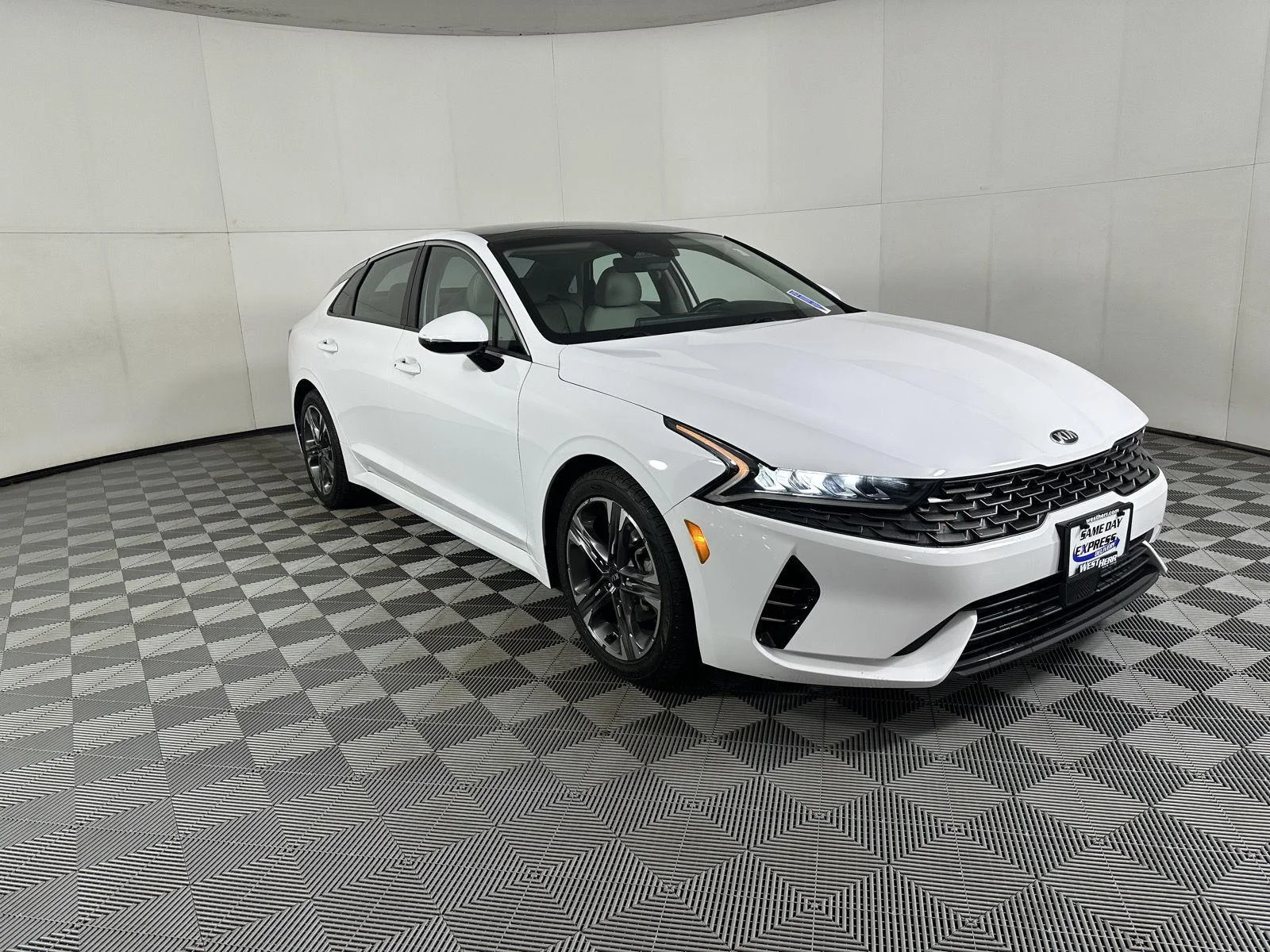 Used 2021 Glacial White Pearl Kia  image 24