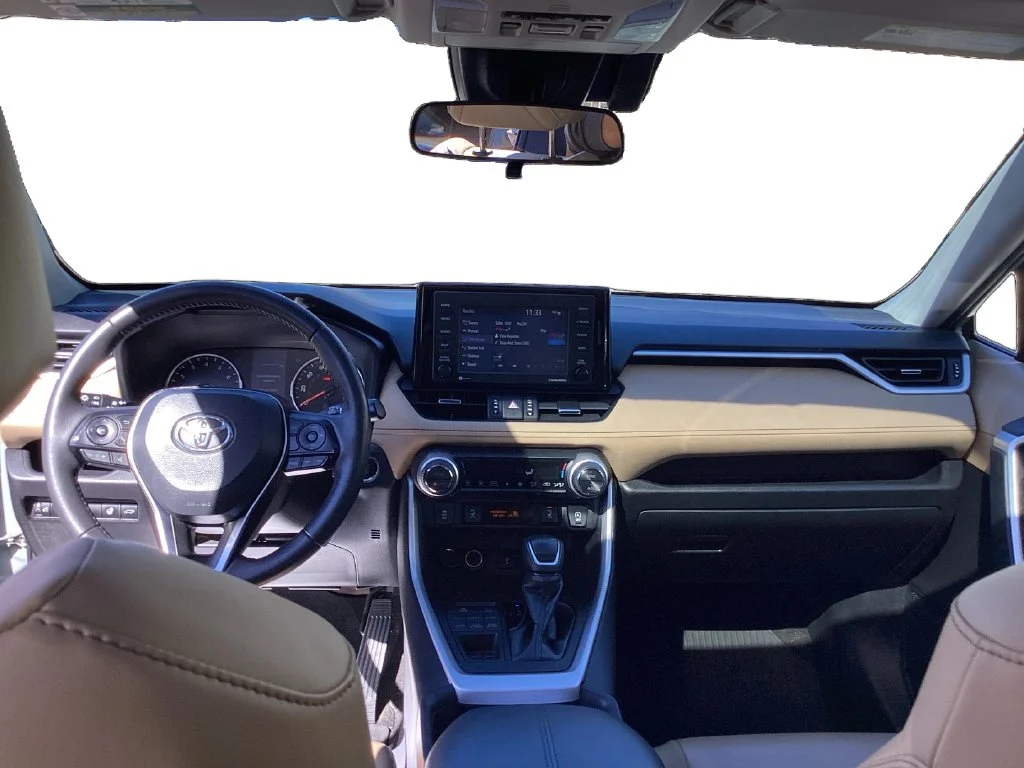 Used 2020  Toyota XLE Premium image 12