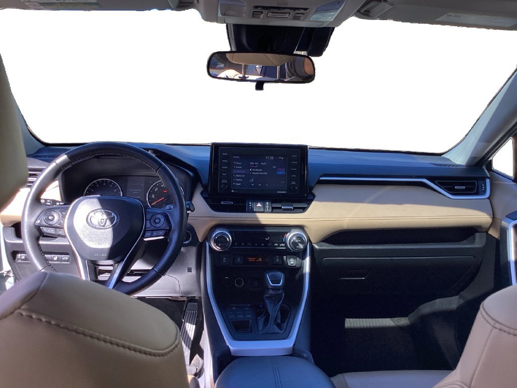 Used 2020  Toyota XLE Premium image 12