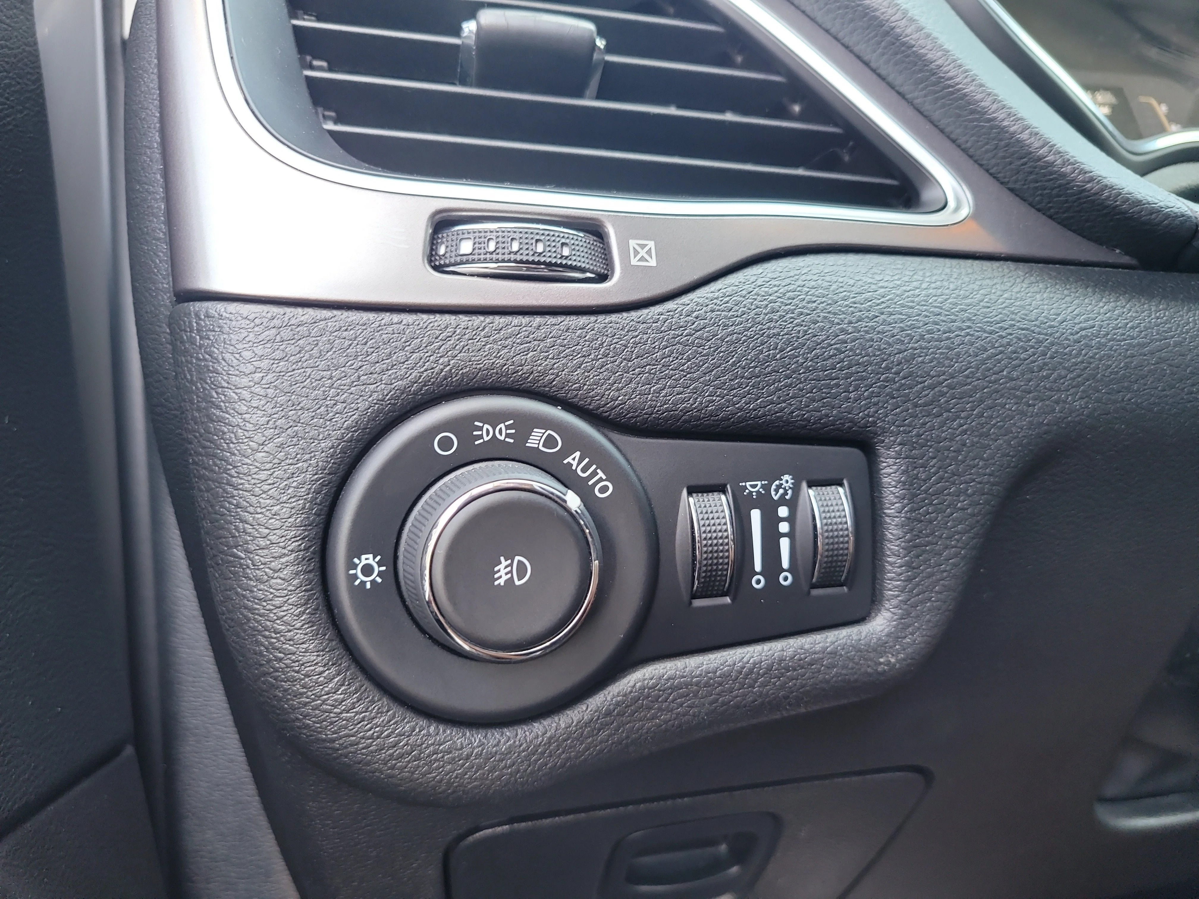 Used 2021 Sting-Gray Clearcoat Jeep Latitude Plus image 31