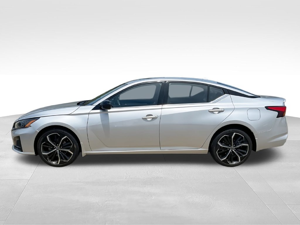 Used 2023 Silver Nissan 2.5 SR image 5