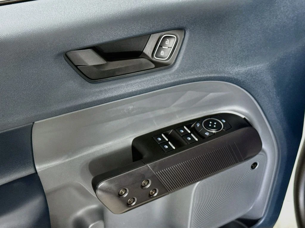 Used 2025 Sand Ford Lariat image 18