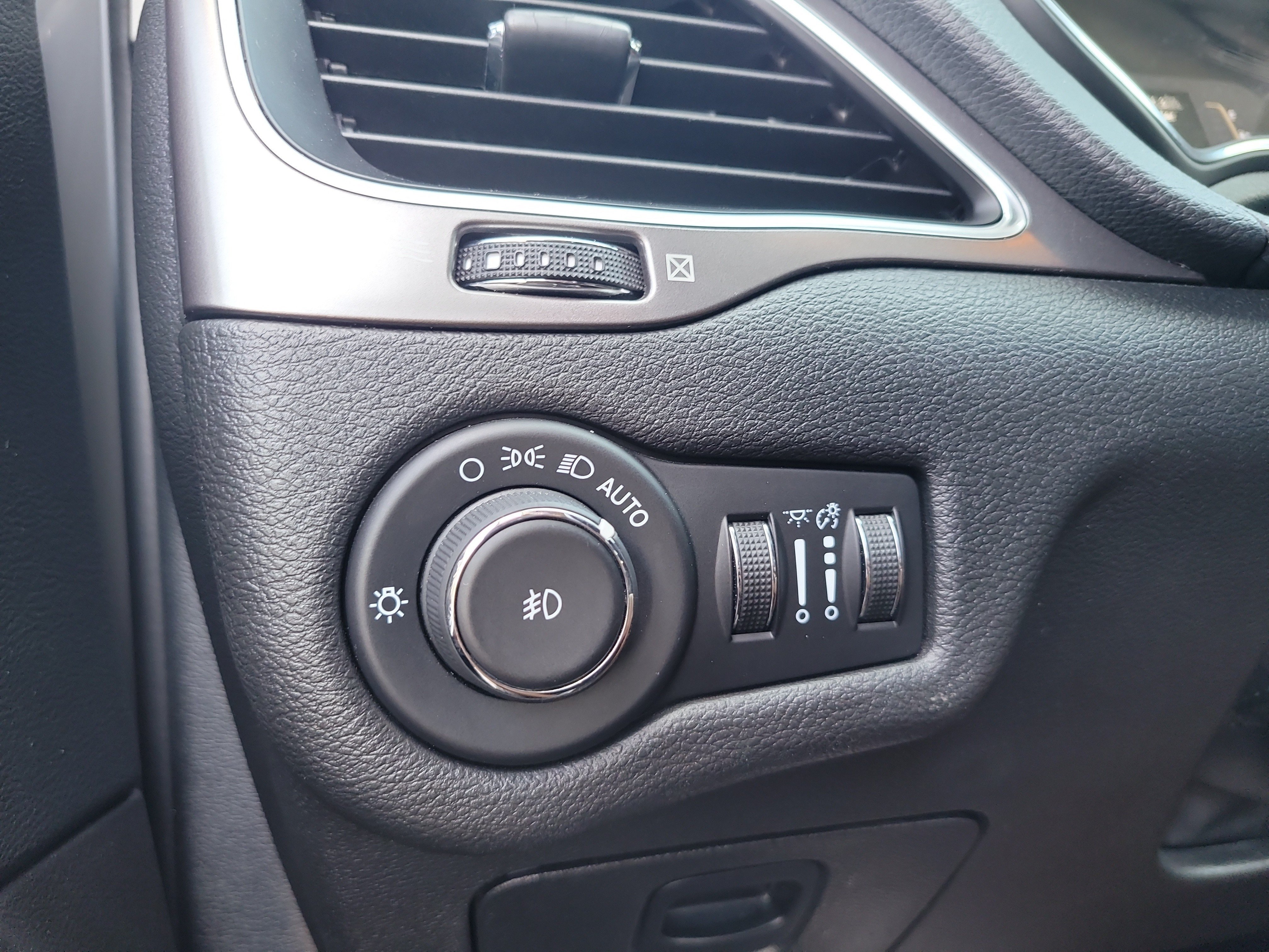 Used 2021 Sting-Gray Clearcoat Jeep Latitude Plus image 31