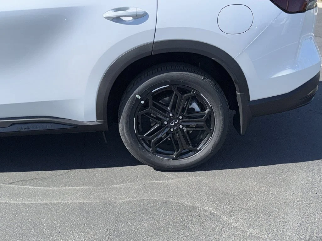 New 2027 2T RAD WHT INFINITI Sport AWD image 17