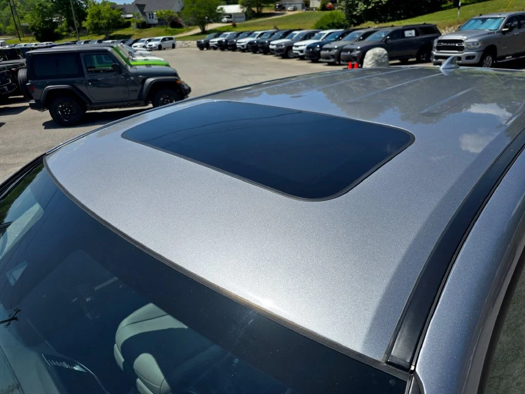 Used 2023 Silver Honda EX-L image 22