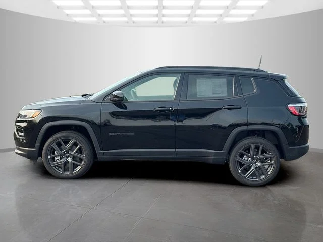 New 2026 Diamond Black Crystal Pearl-Coat Exterior Paint Jeep Limited image 4
