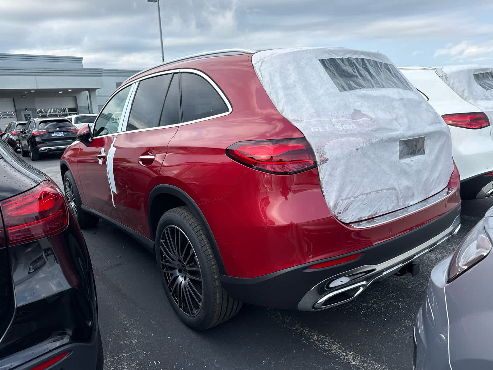 New 2027 MANUFAKTUR Patagonia Red Metallic Mercedes-Benz GLC 300 image 2