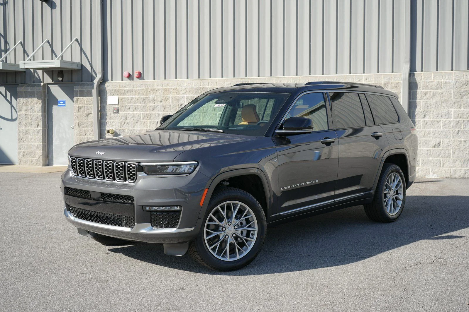 Used 2025 Gray Jeep Summit image 3