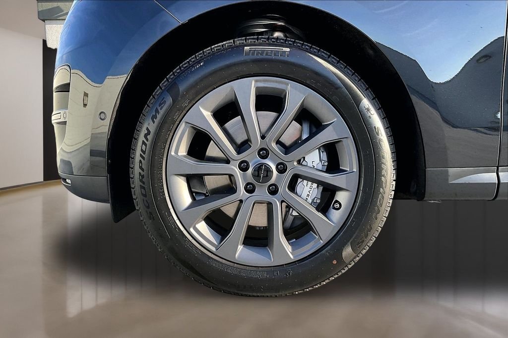 New 2026 SANTORINI BLACK Land Rover SE image 13