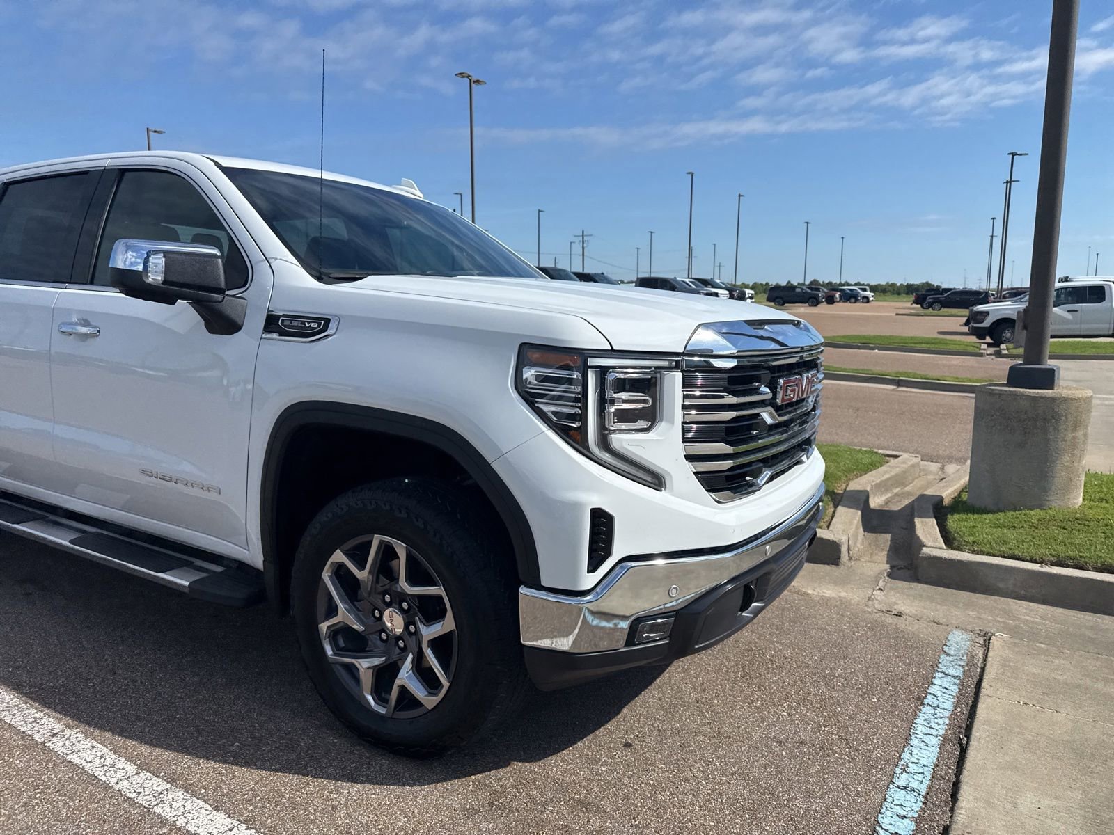 2025 GMC Sierra 4WD Crew Cab Short Box SLT's photo