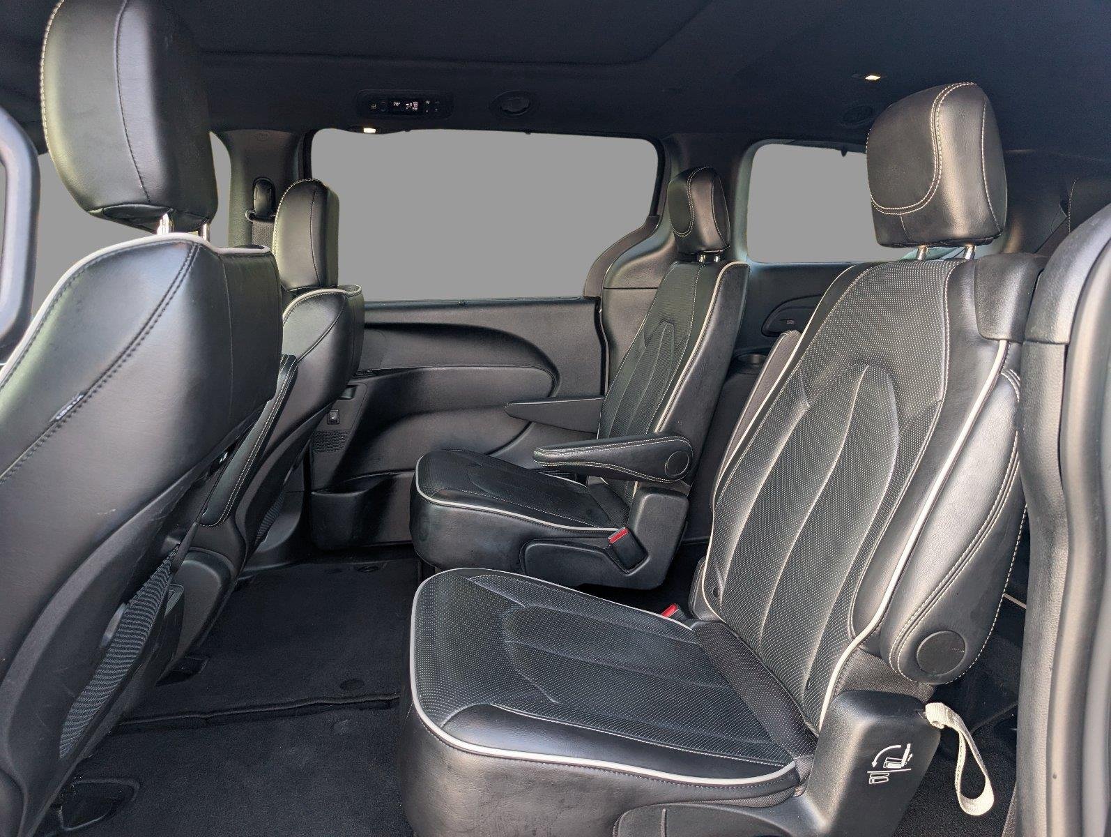 Used 2025 Ceramic Gray Clearcoat Chrysler Limited image 35