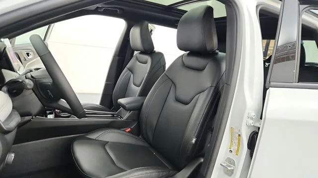 New 2026 Bright White Clear-Coat Exterior Paint Jeep Limited image 16