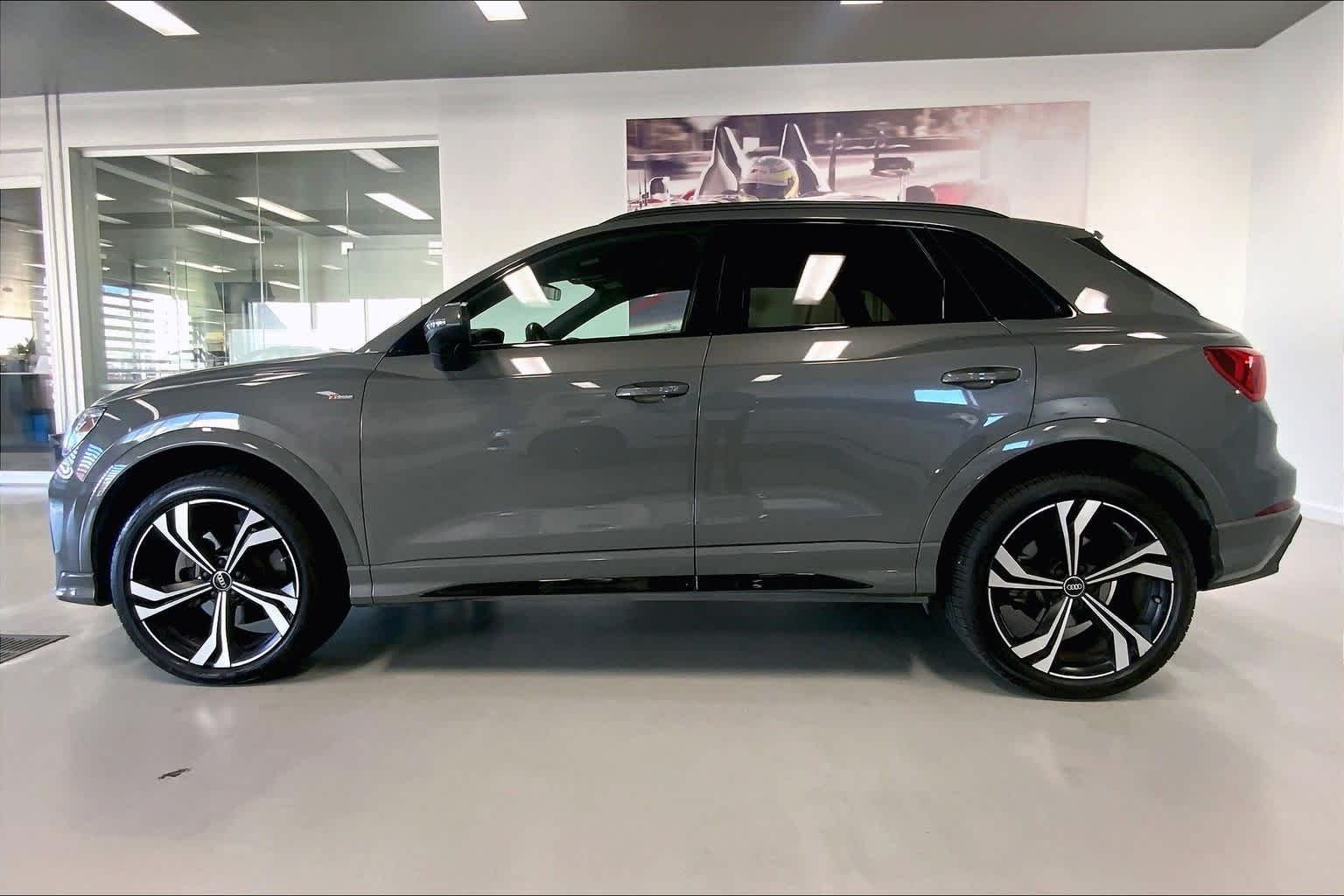 2023 Audi Q3 S line Premium Plus photo 3