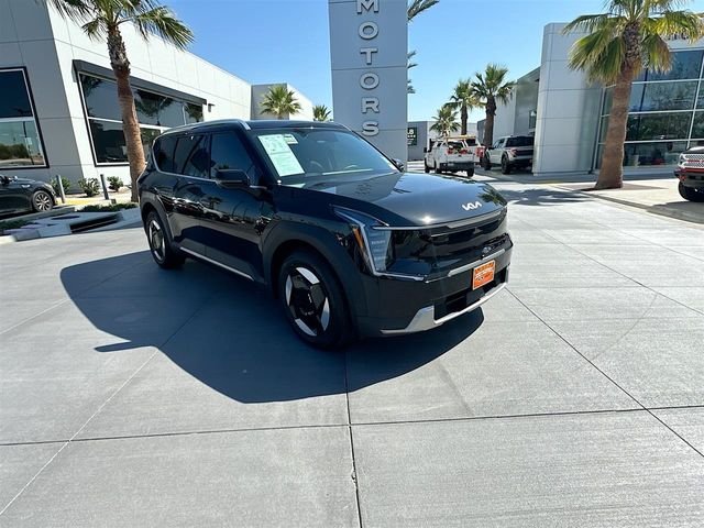 Certified Used 2026 Ebony Black Kia Wind image 1