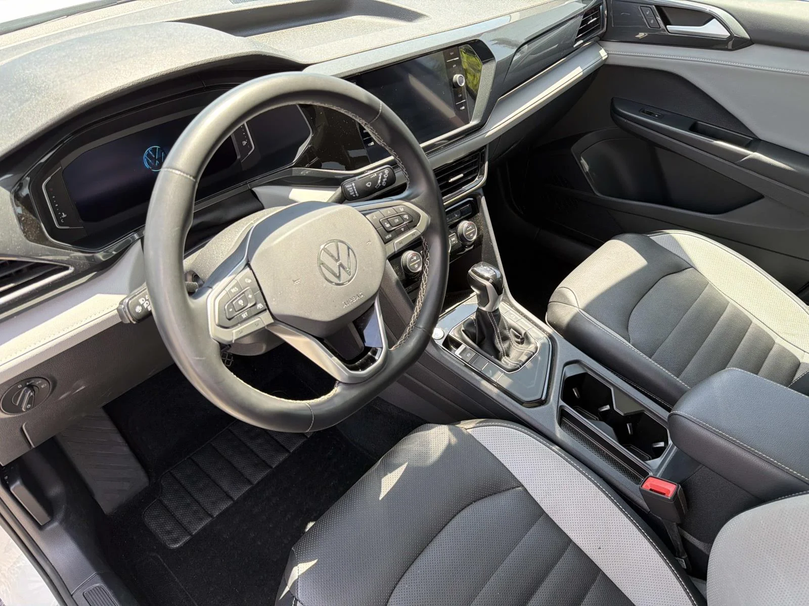 Used 2022 Pure White Volkswagen SEL FWD image 7