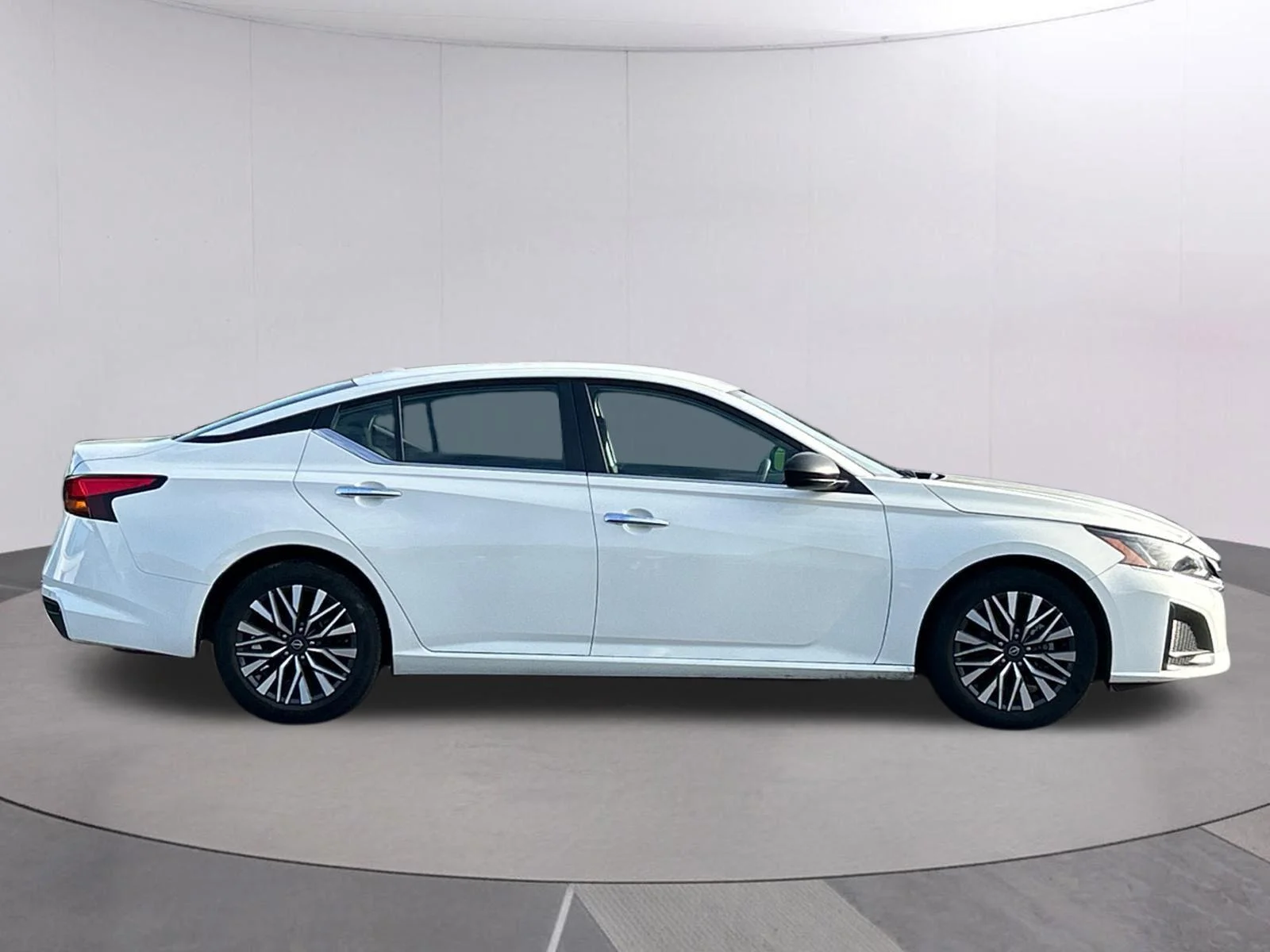 Used 2025 Glacier White Nissan SV image 8