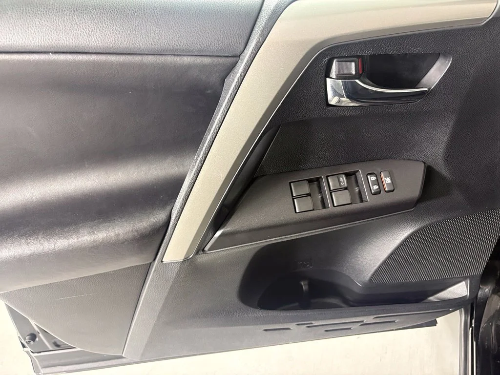 Used 2018 Black Toyota XLE image 19