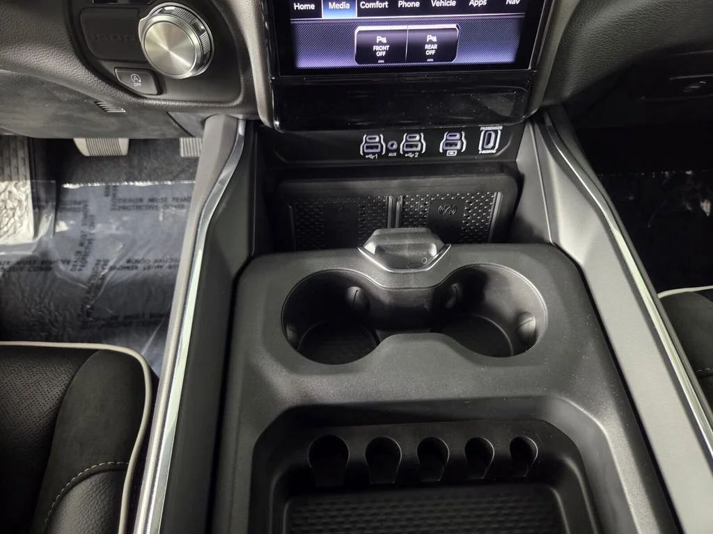 New 2026 Diamond Black Crystal Pearl-Coat Exterior Paint RAM Laramie image 12