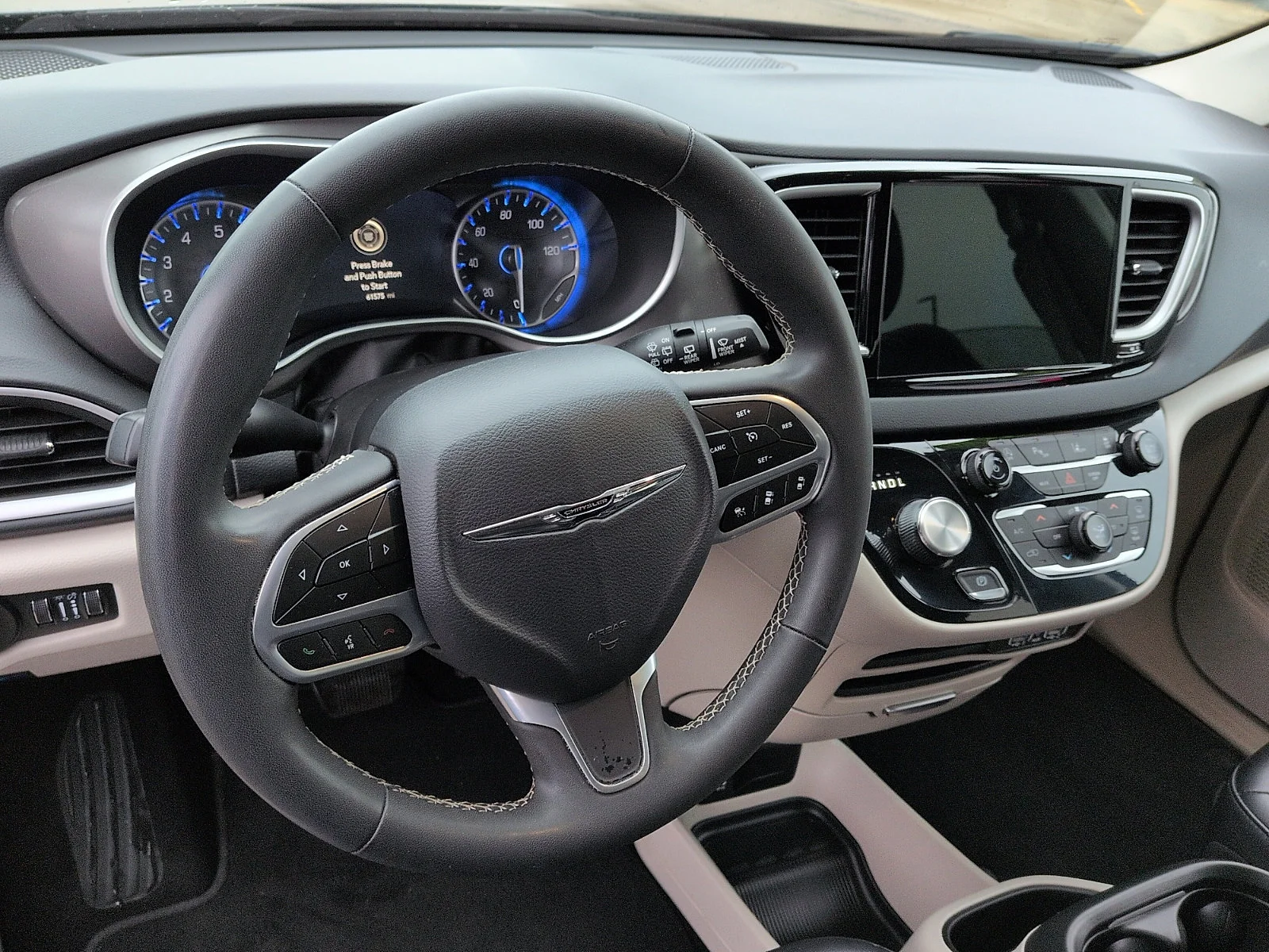 Used 2023 Brilliant Black Crystal Pearlcoat Chrysler Touring L image 9