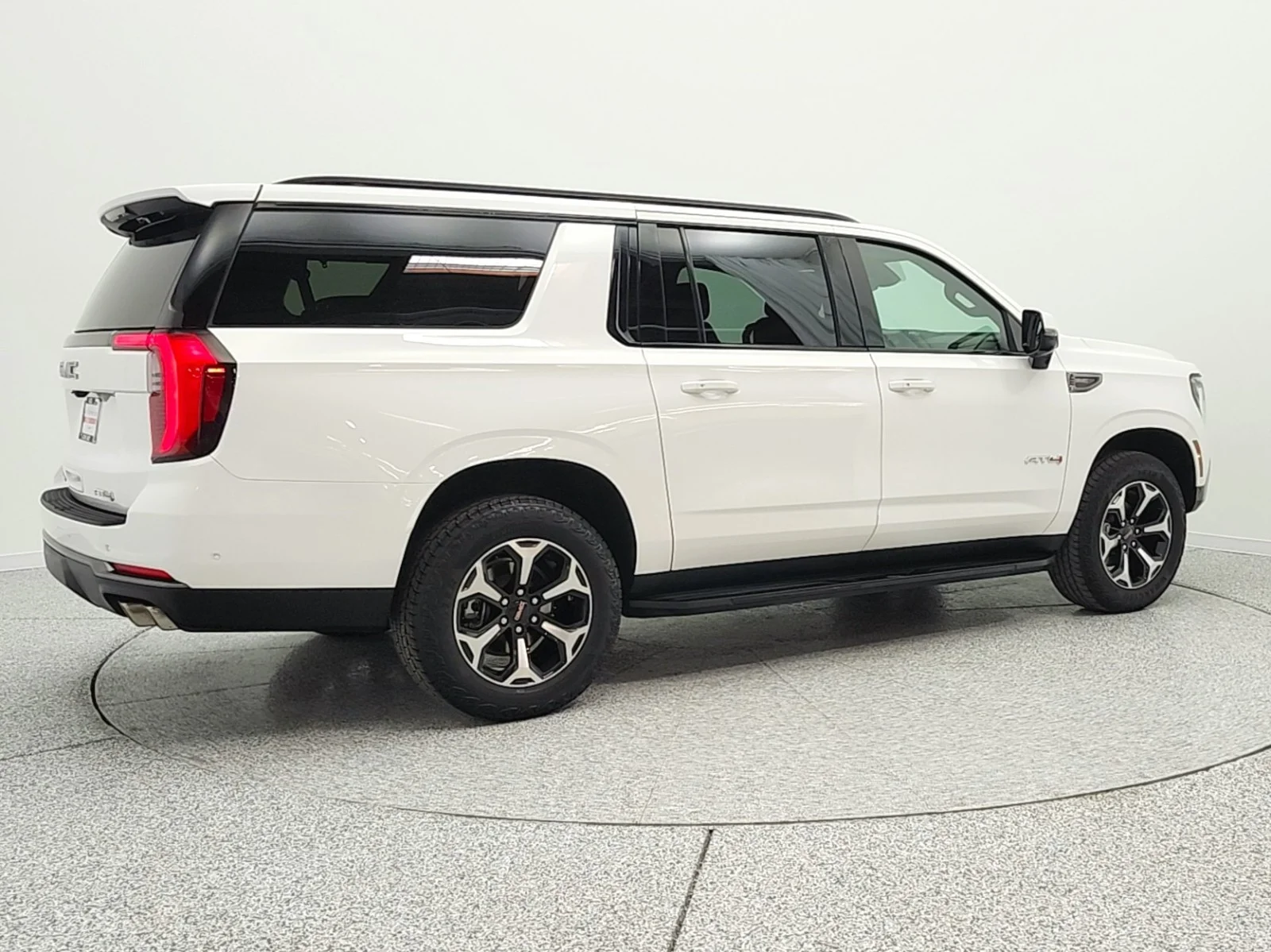 Used 2025 Summit White GMC 4WD 4dr AT4 image 5