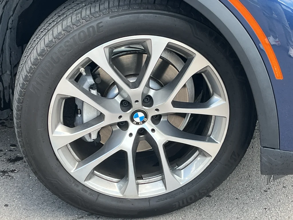 Used 2019 Phytonic Blue Metallic BMW xDrive40i image 2