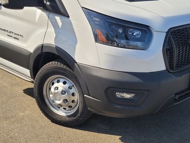 New 2025 Oxford White Ford Cutaway image 2