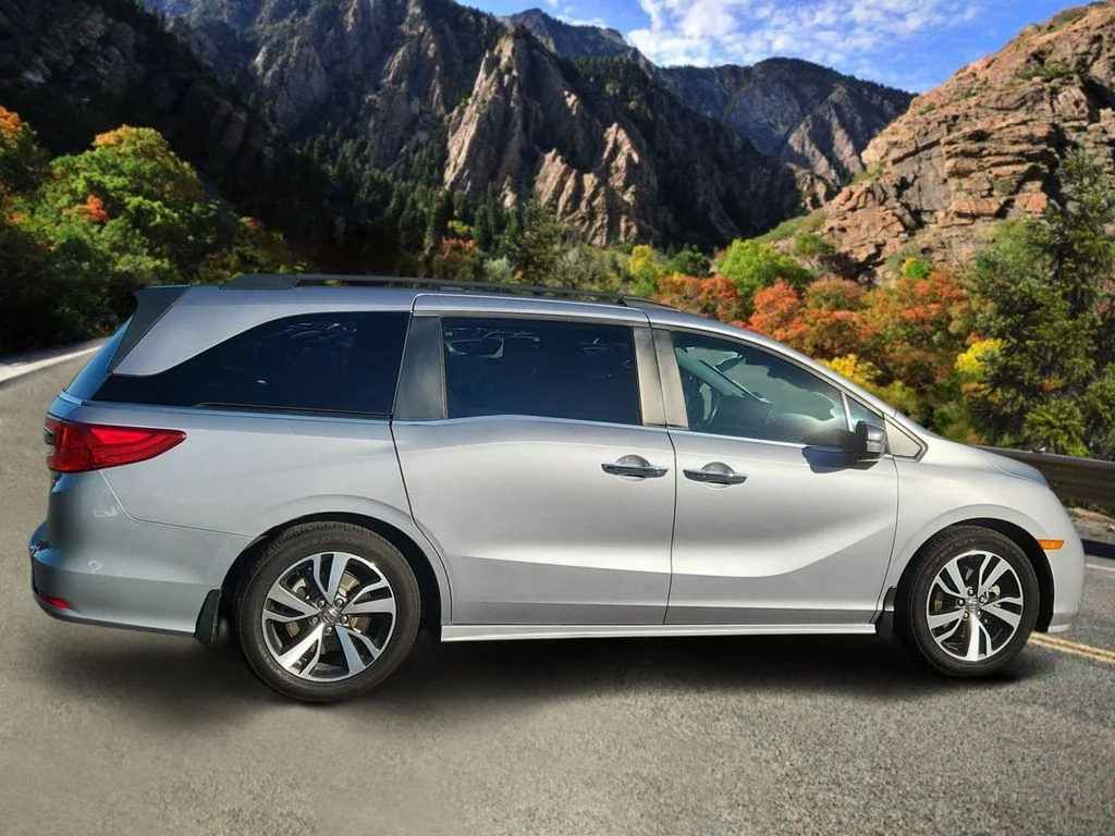 Used 2023 Silver Honda Touring image 2