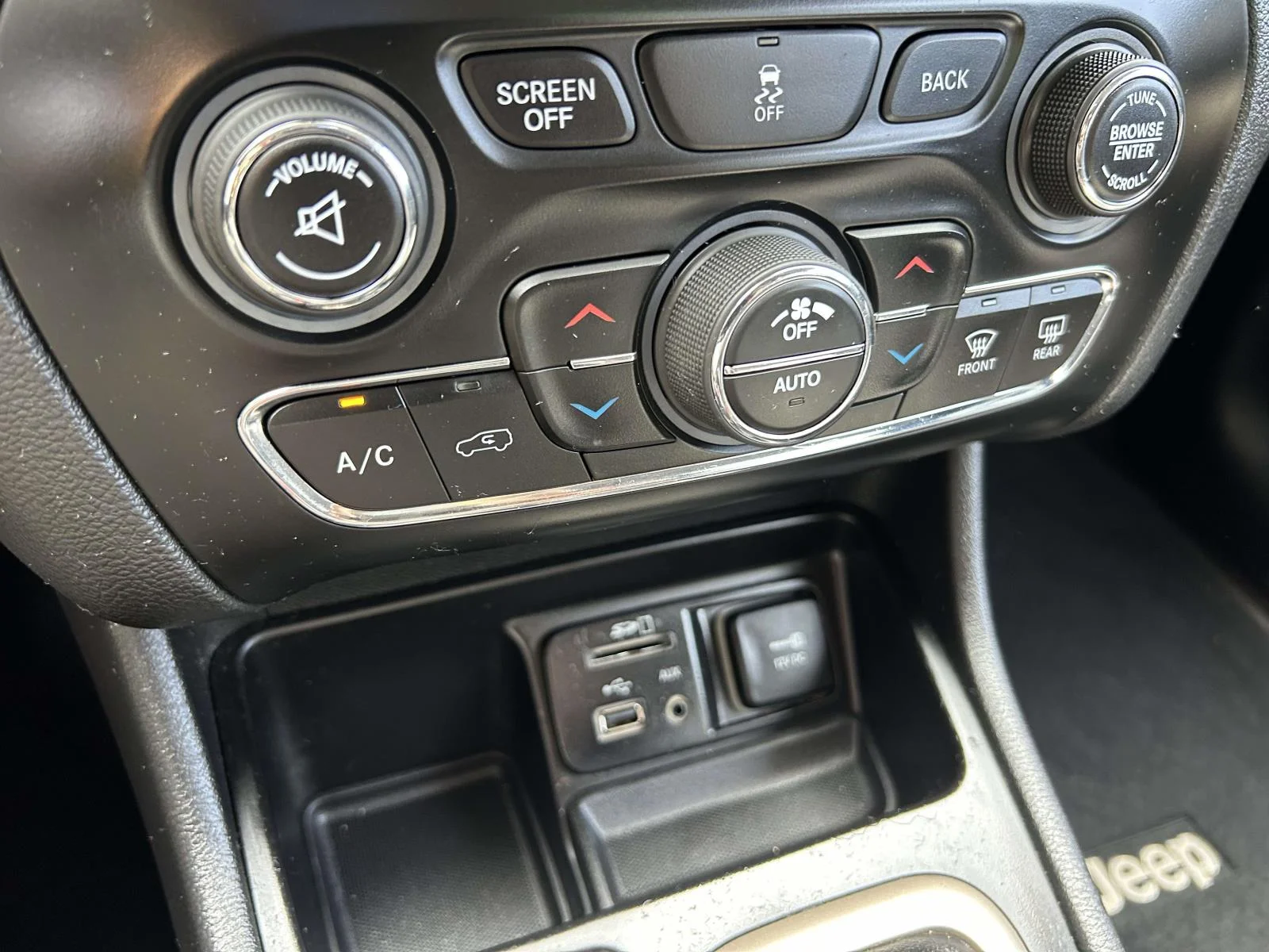 Used 2017 Gray Jeep Latitude FWD image 17