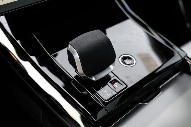 New 2026 White Land Rover Dynamic SE image 33