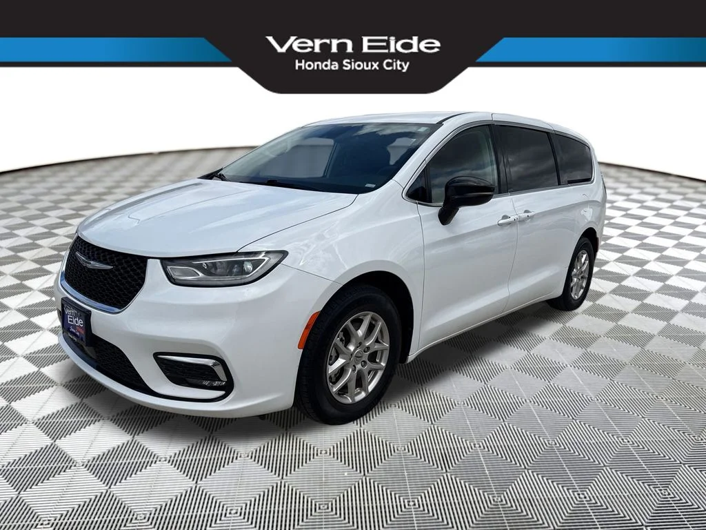 2024 Chrysler Pacifica Touring L's photo