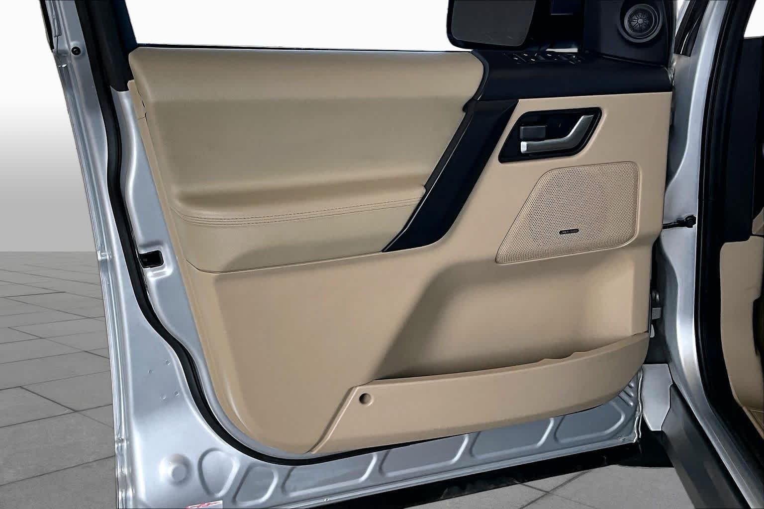 Used 2014 Indus Silver Land Rover  image 21