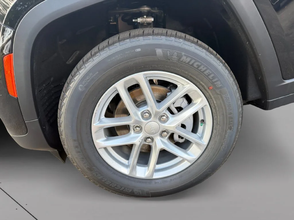New 2026 Diamond Black Crystal Pearl-Coat Exterior Paint Jeep Laredo image 9