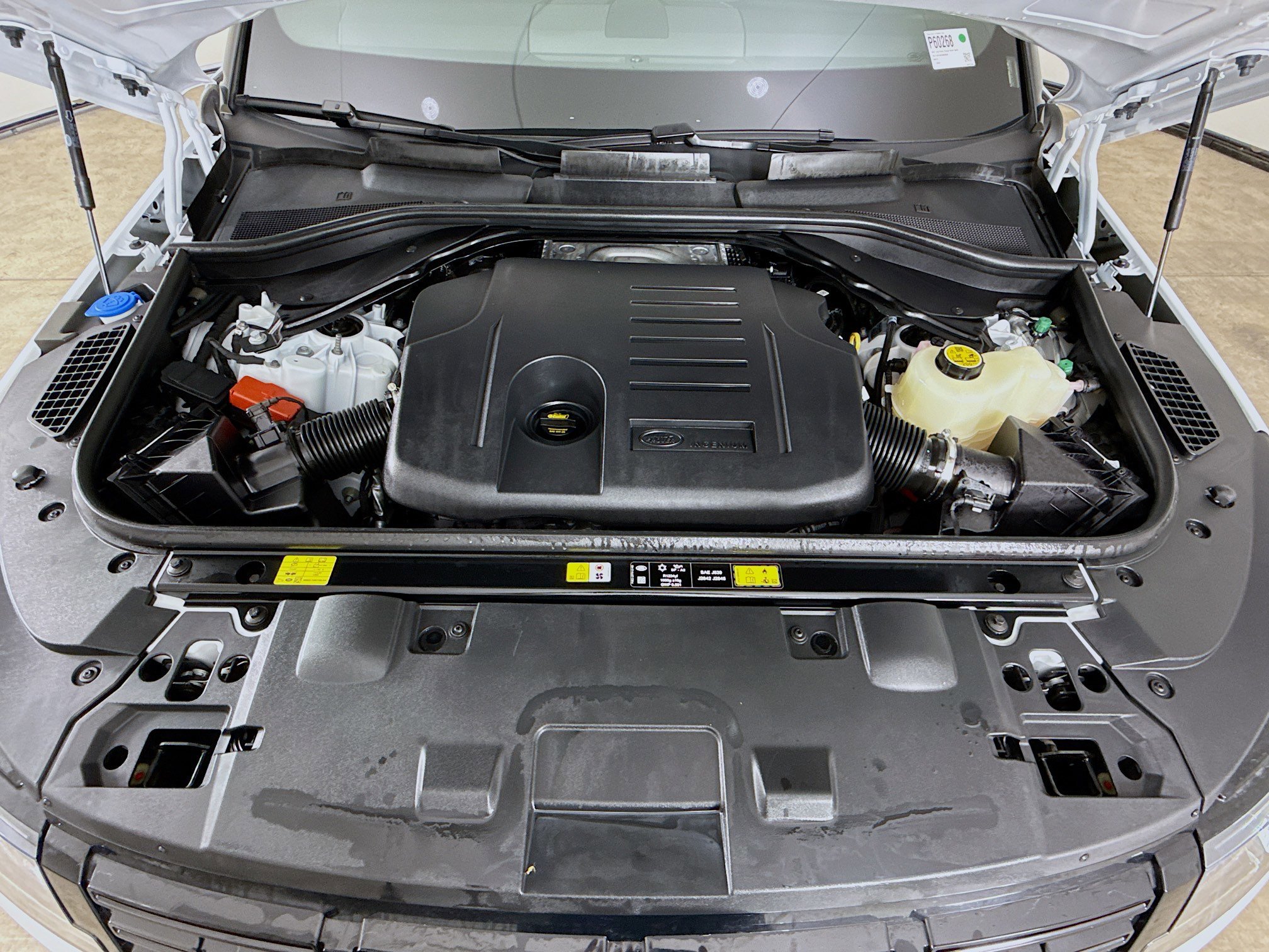 Used 2025 White Land Rover Dynamic SE image 32
