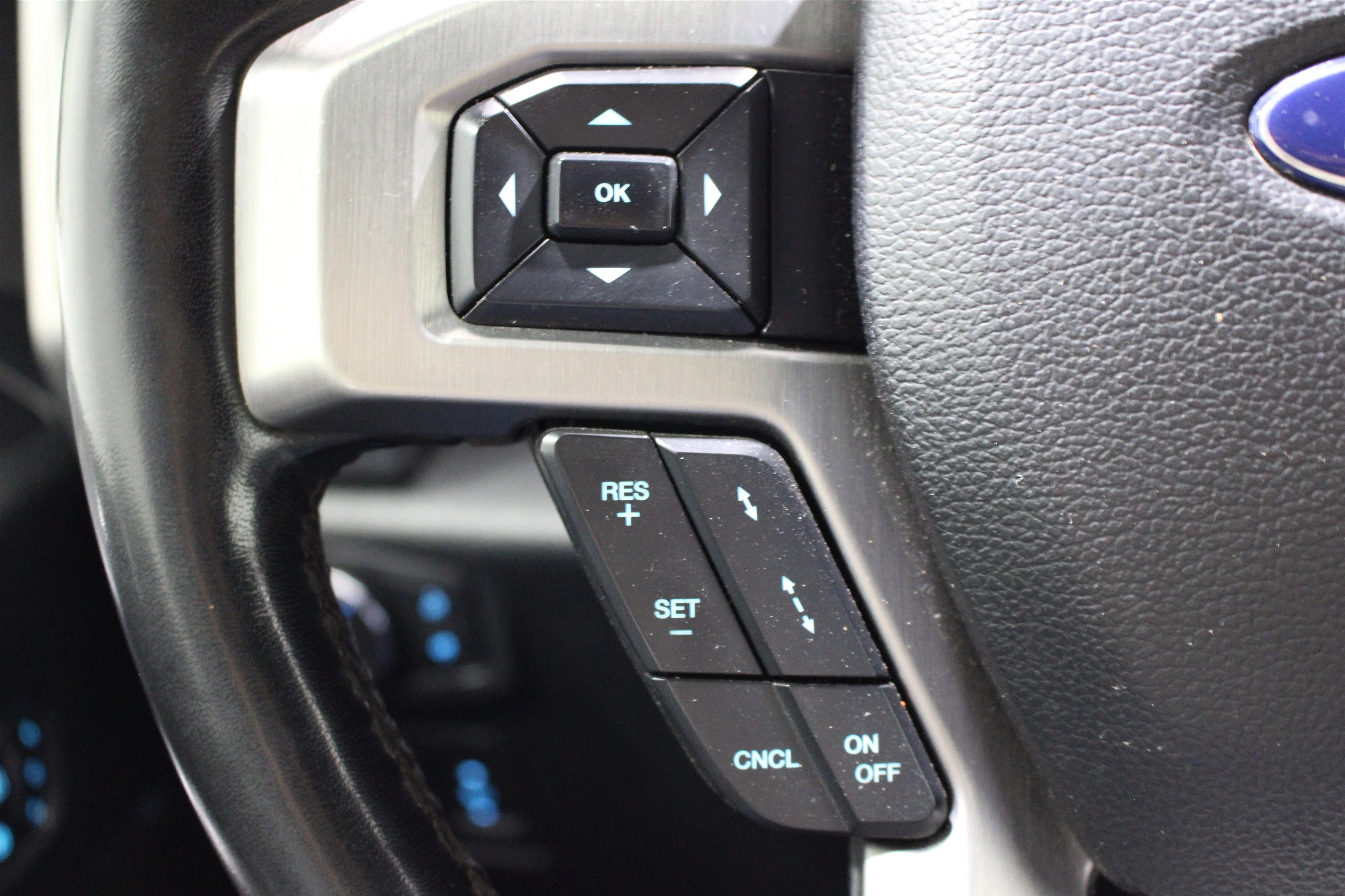 Used 2019 White Platinum Metallic Tri-Coat Ford Platinum image 12