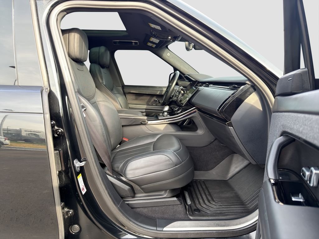 Used 2023 Black Land Rover SE Dynamic image 28