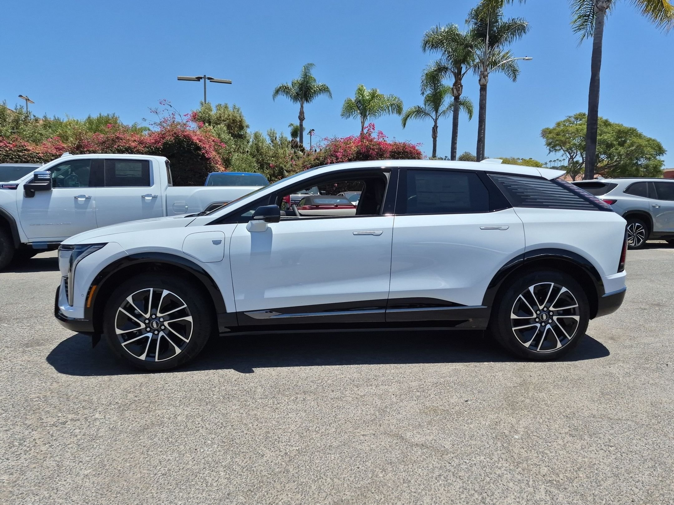 Vibrant White Tricoat 2027 Cadillac OPTIQ SUV / Crossover Rear-Wheel Drive