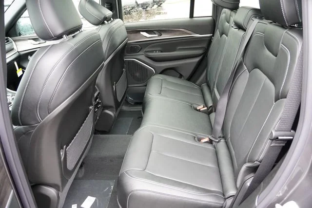 New 2026 Baltic Gray Metallic Clear-Coat Exterior Paint Jeep Limited Reserve image 11