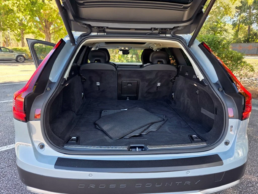 Used 2025 Gray Volvo Plus, B6 AWD Gas (mild hybrid) image 34