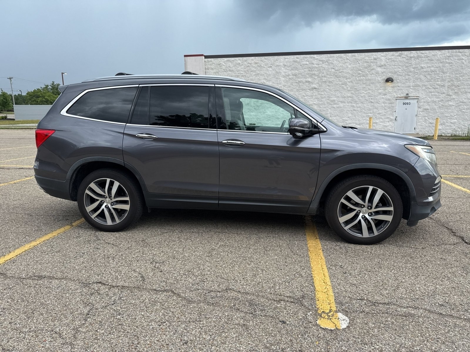 Used 2018 Modern Steel Metallic Honda Touring image 18