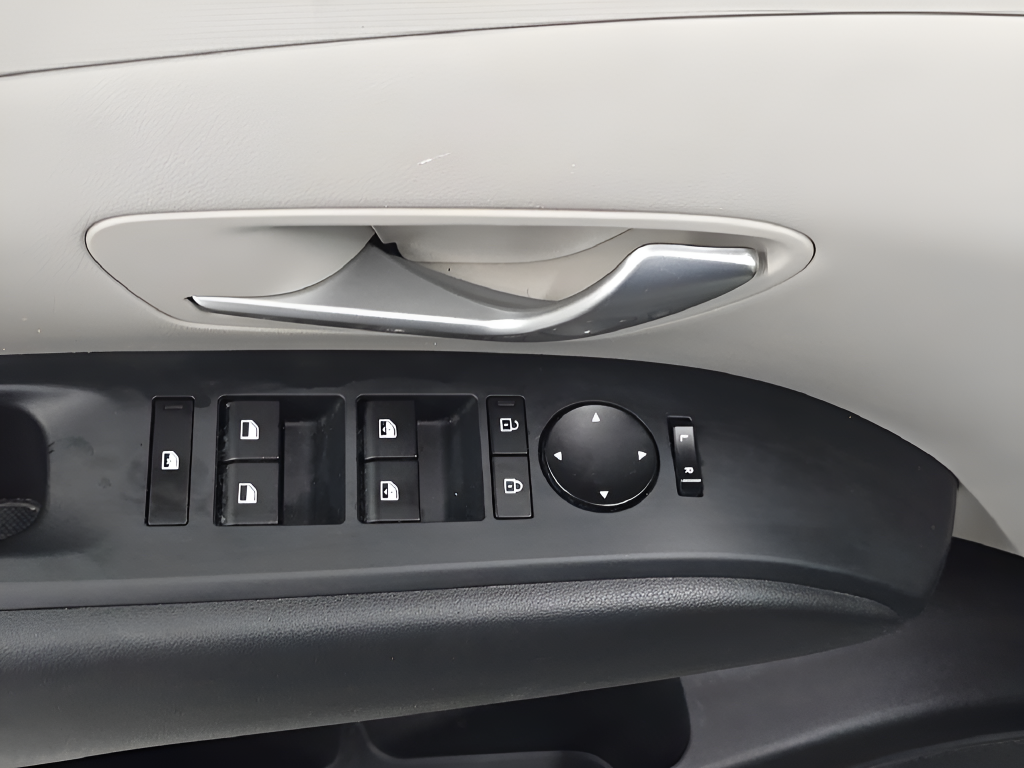 Used 2025 White Hyundai SEL image 11