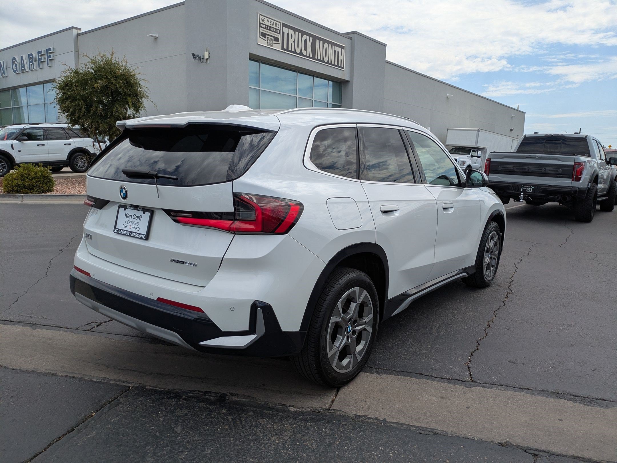 Used 2024 Mineral White Metallic BMW xDrive28i image 3