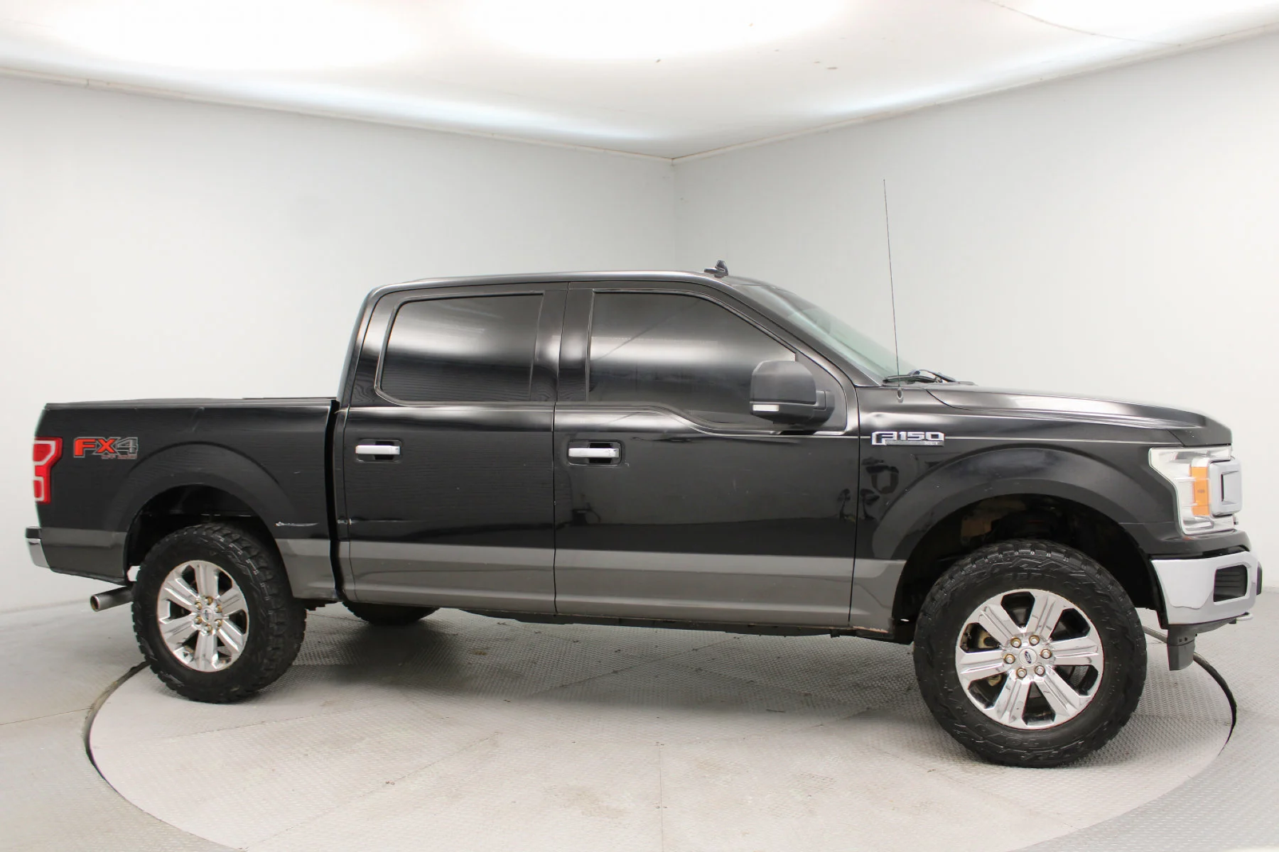 Used 2018 SHADOW BLACK Ford XLT 4X4  SUPER CREW BOX 4X4 image 26