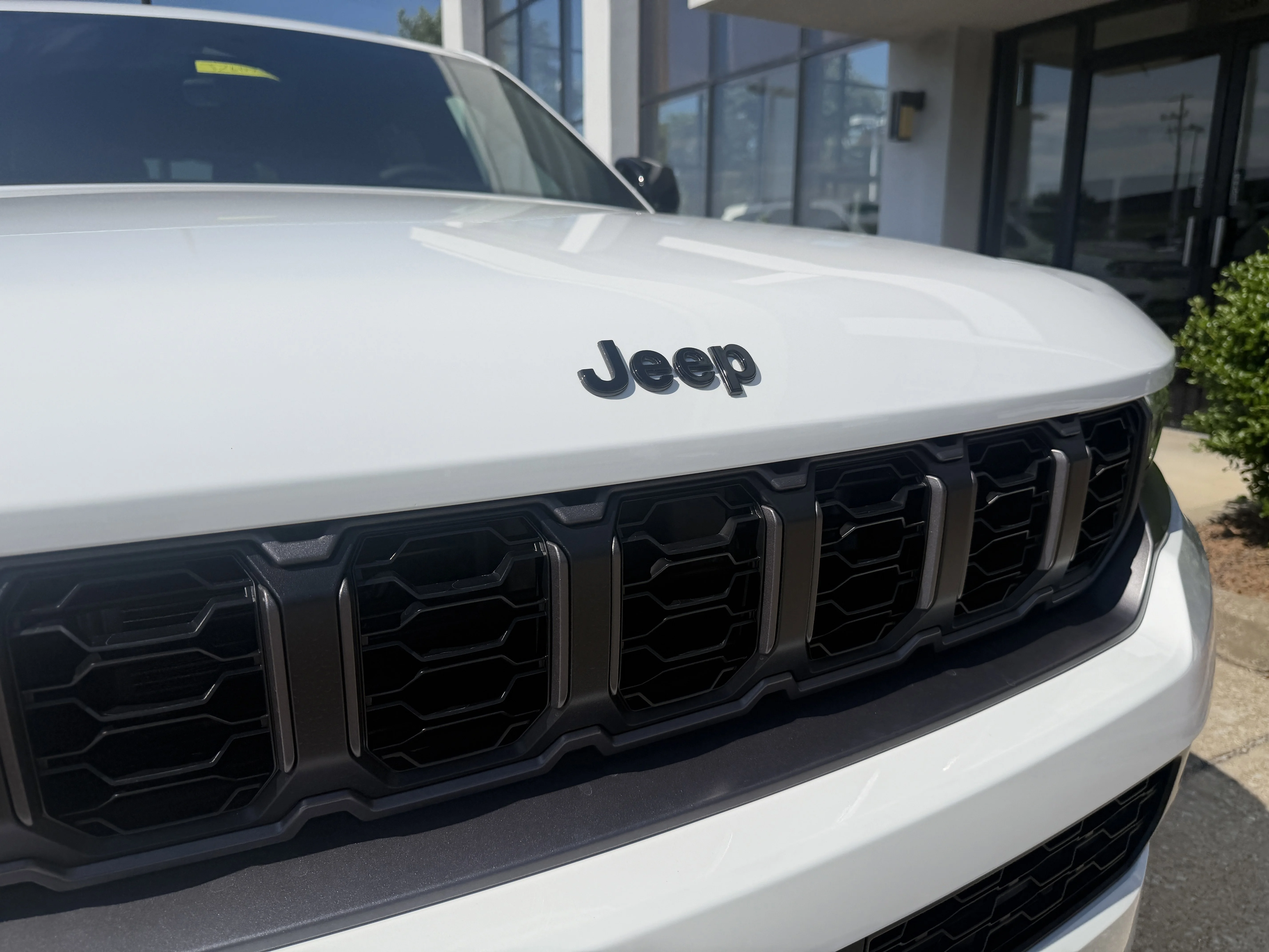 New 2026 Bright White Clear-Coat Exterior Paint Jeep Altitude image 20