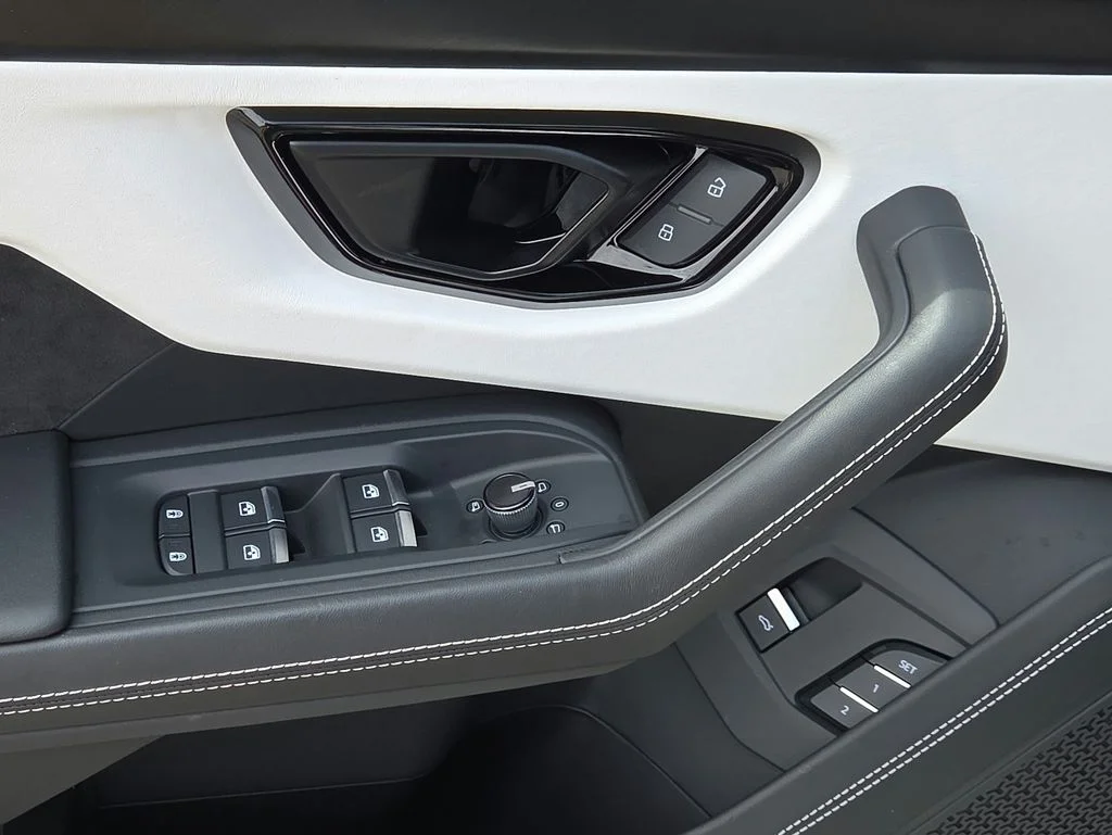 Used 2024 White Lamborghini S image 7